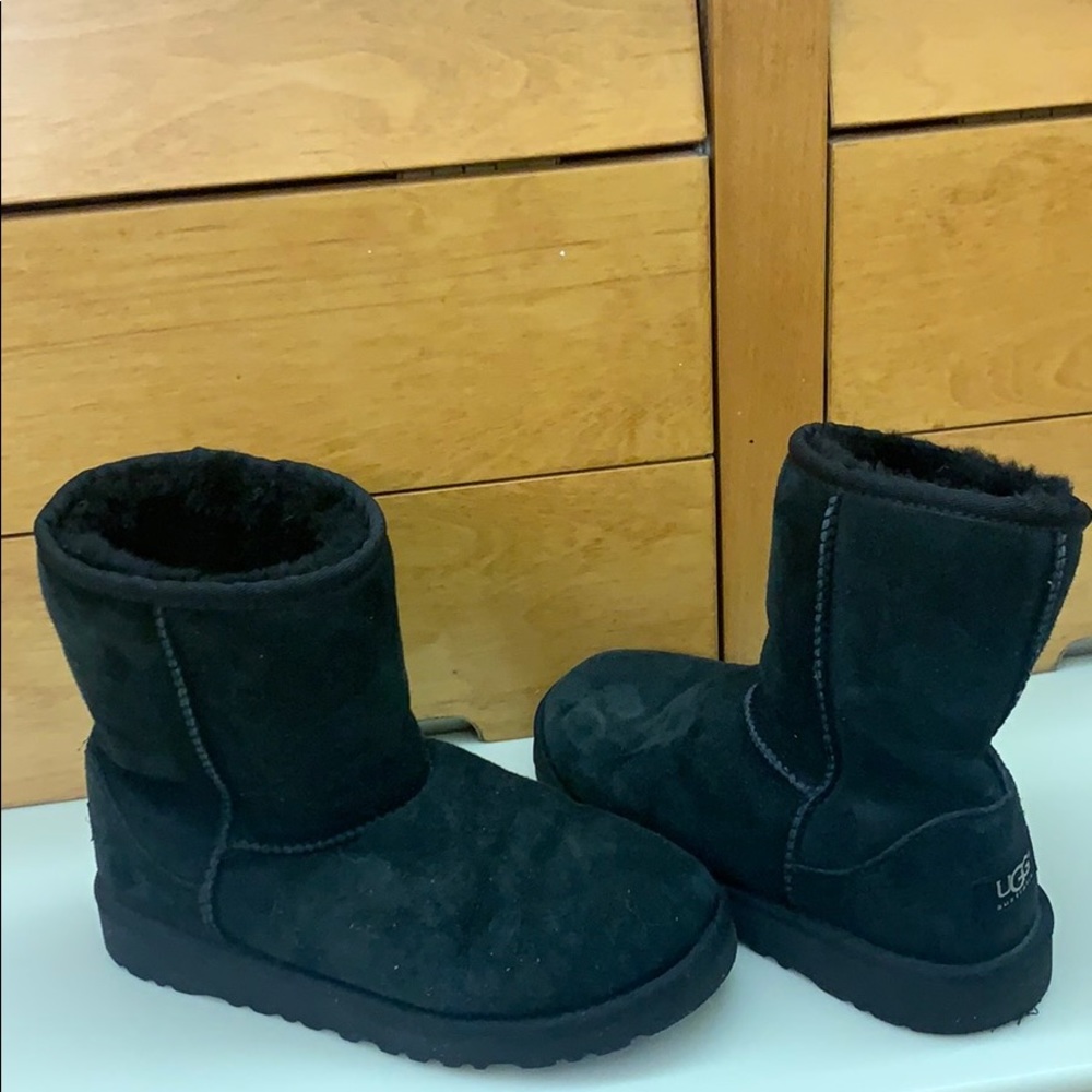 Black UGG short girl boot